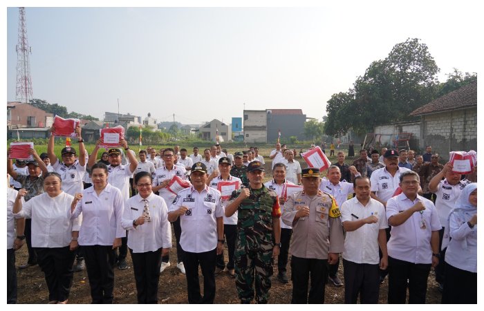 Camat Cibinong Acep Sajidin bersama jajaran muspika Cibinong dan para lurah foto bersama setelah penyerahan bendera merah putih dalam rangka memeriahkan HUT RI ke 79 di Taman Sampora Legok, Cibinong, Rabu 31 Juli 2024