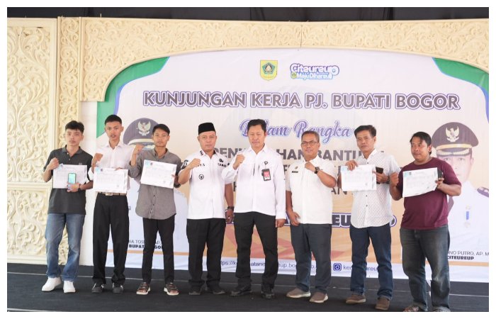 Pj. Bupati Bogor bersama jajaran dan para kepala desa foto bersama dalam pencairan Samisade untuk desa di wilayah Bogor timur Kabupaten Bogor, Rabu 31 Juli 2024.