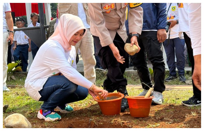 Camat Rancabungur Dita Aprilia bersama Pj Bupati Bogor Asmawa Tosepu saat melakukan peletakan batu pertama pembangunan di lokasi lahan SMPN 2 Rancabungur, Rabu 7 Agustus 2024.