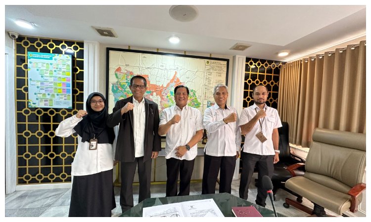 Pj Sekda Kabupaten Bogor Suryanto Putra foto bersama dengan jajaran BPS Kabupaten Bogor wujudkan Desa Cantik, Selasa 6 Agustus 2024