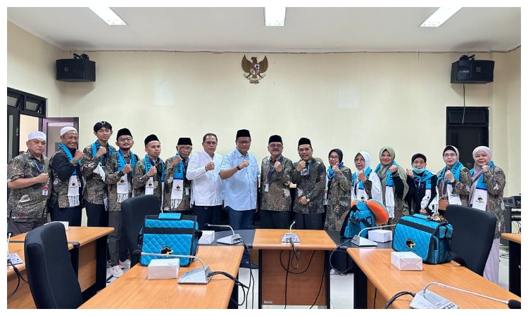 Pemkab Bogor melalui Kepala Dinas Perdagangan dan Perindustrian, Arif Rahman melepas jamaah umroh yang memenangkan doorprize di hari Kemerdekaan Republik Indonesia ke 79, Minggu 29 September 2024.