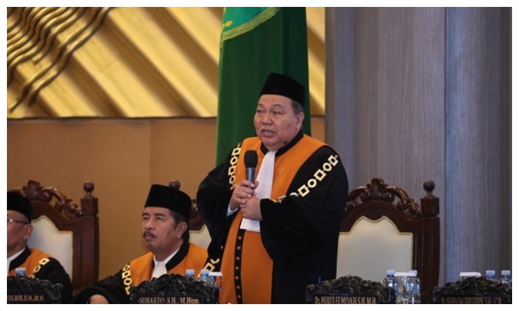 Juru Bicara Mahkamah Agung Suharto menanggapi rencana aksi mogok kerja ribuan hakim dengan tuntutan kenaikan gaji dan keistimewaan profesi hakim yang belum berubah sejak 12 tahun terakhir.