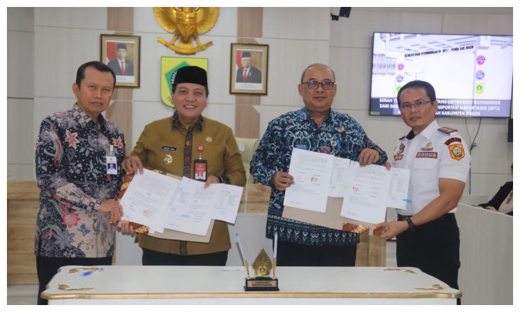 Pj. Bupati Bogor Bachril Bakri bersama Pj. Kepala BPTJ Suharto dan Kepala Dinas Perhubungan Kabupaten Bogor Agus Ridhallah foto bersama saat serahterima pengelolaan Skybridge Bojonggede di Ruang Rapat Bupati Bogor, Jumat 4 Oktober 2024.