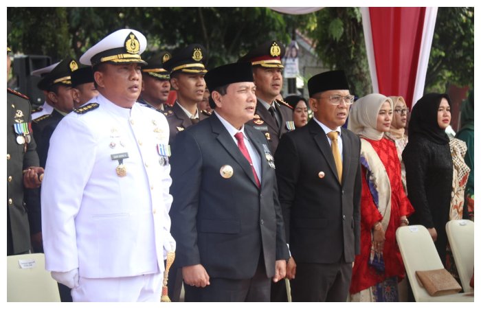 Pj. Bupati Bogor Bachril Bakri didampingi jajaran tinggi TNI Kodim 0621 Suryakencana di Lapangan Sempur, Kota Bogor yang dipimpin Danrem 061/SK Brigjen TNI Faisol Izzuddin Karimi dalam peringatan HUT TNI ke 79, Sabtu 5 Oktober 2024.