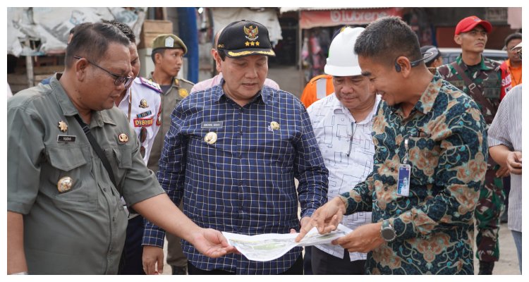 Pj. Bupati Bogor Bachril Bakri saat meninjau gambar desain tata letak pembangunan flyover Stasiun Tenjo didampingi Kepala Daops 1 Jakarta PT KAI dan perwakilan Podomoro Grup serta Camat Tenjo Yudhi Utomo, Selasa 8 Oktober 2024.