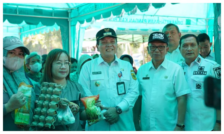 Pj. Bupati Bogor Bachril Bakri foto bersama dengan produk komoditas Gerakan Pangan Murah di Kelurahan Nanggewer Kecamatan Cibinong, Kabupaten Bogor, Rabu 9 Oktober 2024.