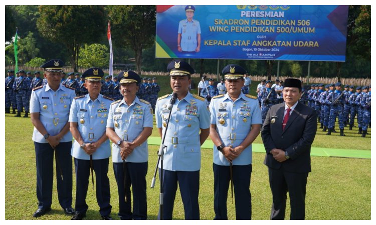 KSAU Marsekal TNI Mohamad Tonny Harjono memberi sambutan bersama jajaran perwira tinggi TNI AU didampingi Pj. Bupati Bogor Bachril Bakri dan Forkopimda Kabupaten Bogor, di Lapangan Nawa Tunggal, Landasan Udara Atang Sendjaja, Kamis 10 Oktober 2024.