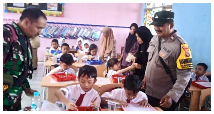 Babinkambtibmas Nanggewer Mekar bersama jajaran Babinsa Nanggewer Mekar memantau pemberian makanan gratis bergizi di SDN Nanggewer Mekar 01, Rabu 23 Oktober 2024.