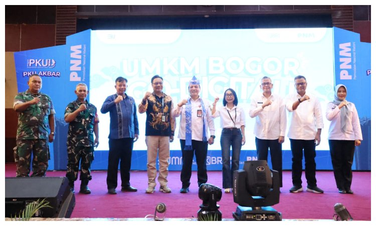 Sekda Kabupaten Bogor Ajat Rohmat Jatnika foto bersama jajaran dalam giat investasi dan penanaman modal di Hotel Lor In Sentul, Selasa 22 Oktober 2024.