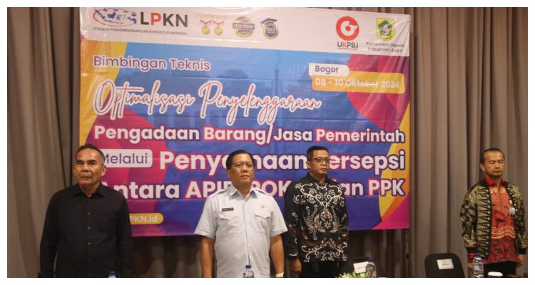 Pj. Sekda Kabupaten Bogor Suryanto Putra didamping Kepala ULPBJ Kabupaten Bogor Asman Dila saat pembekalan kualitas dan kapasitas aparatur pengadaan barang dan jasa di Hotel Horison, Ciawi, Selasa 8 Oktober 2024.