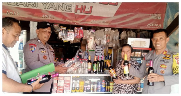 Petugas Polsek Rumpin saat melakukan penertiban peredaran miras ilegal di tengah lingkungan masyarakat, Senin 7 Oktober 2024.