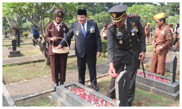 Pj.Bupati Bogor Bachril Bakri memimpin tabur bunga usai memimpin peringatan Hari Pahlawan Nasional pada 10 November 2024 di Taman Makam Pahlawan Pondok Rajeg, 10 November 2024.