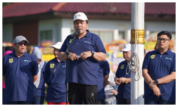 Pj. Bupati Bogor Bachril Bakri didampingi Ketua DPRD Kabupaten Bogor saat memimpin upacara peringatan Hari Kesehatan Nasional di Lapangan Tegar Beriman, Selasa 12 November 2024.