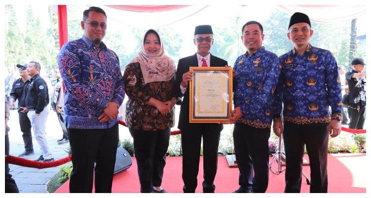 Direktur RSUD Cibinong Dokter Yukie Meistisia A.Satoto (Berhijab) foto bersama usai menerima penghargaan terbaik dari Pemprov Jawa Barat atas pelanan dan kinerjanya selama ini, Selasa 12 November 2024.