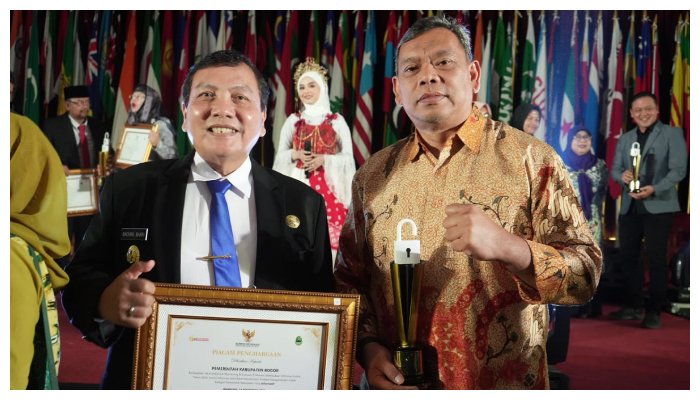 Pj. Bupati Bogor Bachril Bakri foto bersama Kepala Dinas Komunikasi dan Informasi Kabupaten Bogor, Bayu Ramawanto saat menerima penghargaan dari Pj. Gubernur Jawa Barat Bey Mahmudin di Gedung Merdeka, Kota Bandung, Kamis 14 November 2024.