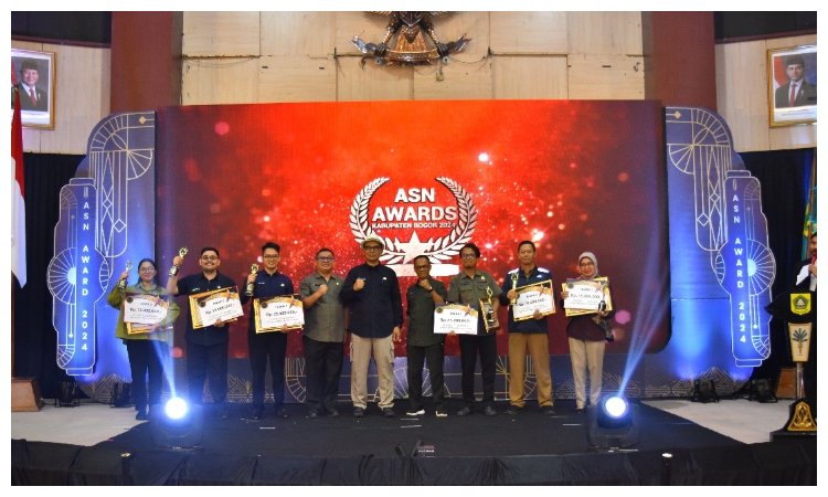 Sekda Kabupaten Bogor Ajat Rochmat Jatnika foto bersama dengan pegawai terbaik di Pemkab Bogor di sela acara Grand Launching Bogor Corporate University di Gedung Tegar Beriman.