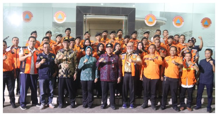 Pj. Bupati Bogor Bachril Bakri foto bersama jajaran Satlak BPBD Kabupaten Bogor sebelum mengirim bantuan bagi korban bencana alam di Kabupaten Sukabumi, Jumat 11 Desember 2024.