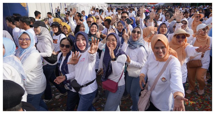 Inilah para pegawai Pemkab Bogor yang tergabung dalam Korps Pegawai Negeri Republik Indonesia saat mengikuti jalan sehat di Stadion Pakansari dalam perayaan HUT Korpri ke 53 tahun 2024, Jumat 13 Desember 2024.