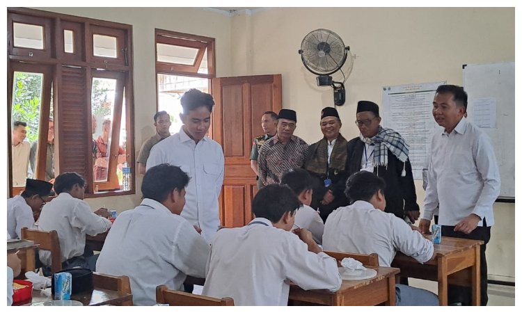 Wapres Gibran Rakabuming Raka bersama Pj. Gubernur Jawa Barat Bey Machmudin saat memantau program pemberian Makan Bergizi Gratis di Pondok Pesantren Muhammadiyah Boarding School, Desa Jampang Kecamatan Kemang, Kabupaten Bogor, Rabu 11 Desember 2024.