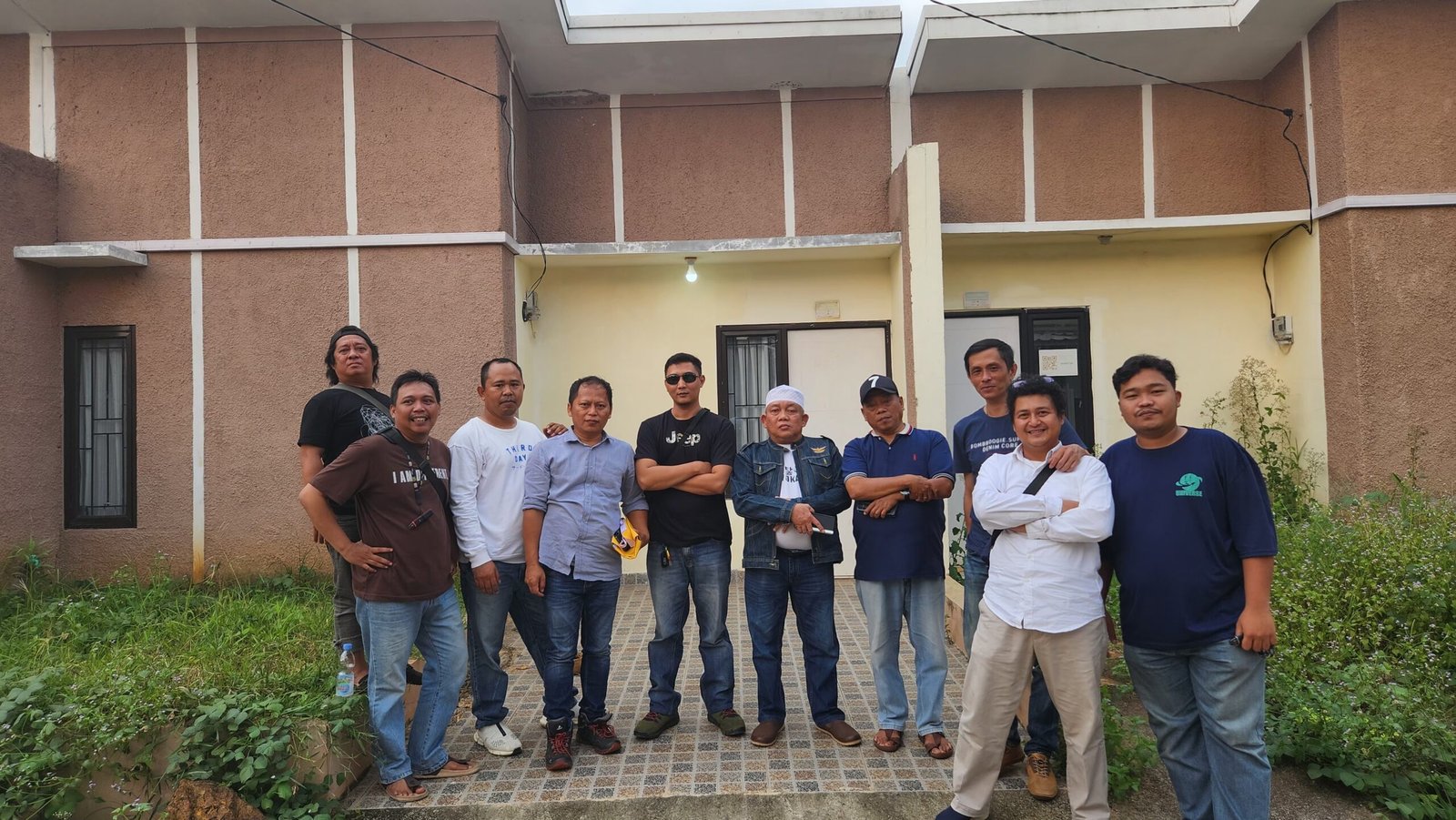 Plt. Ketua PWI Jawa Barat HRM Danang Donoros foto bersama jajaran wartawan yang telah mengirimkan permohonan untuk mendapat subsidi rumah wartawan di Desa Tegal Kecamatan Kemang, Kabupaten Bogor, Rabu 30 April 2025.