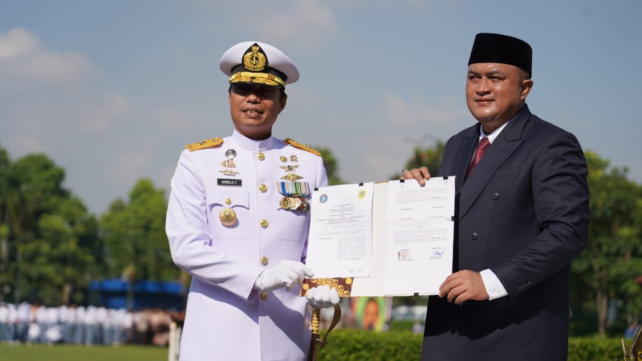 Bupati Bogor Rudy Susmanto foto bersama dengan Direktur Politeknik Siber dan Sandi Negara Laksamana Pertama (TNI) Ir. Arnoldus Triono sambil memegang dokumen kerjasama antara Pemkab Bogor dan Politeknik Siber dan Sandi Negara tentang Praktik Kerja Lapangan dan Pengabdian Masyarakat di sela peringatan Hari Kebangkitan Nasional, Selasa 20 Mei 2025 di Lapangan Tegar Beriman.