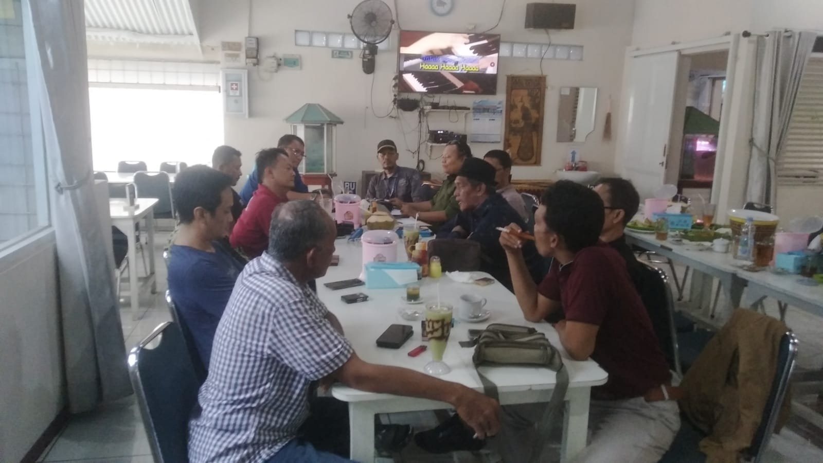 Sejumlah jurnalis Kabupaten Indramayu kumpul bersama membangun konsolidasi dengan sejumlah ketua organisasi wartawan di Kabupaten Indramayu di Rumah Makan Panorama, Senin 26 Mei 2025.