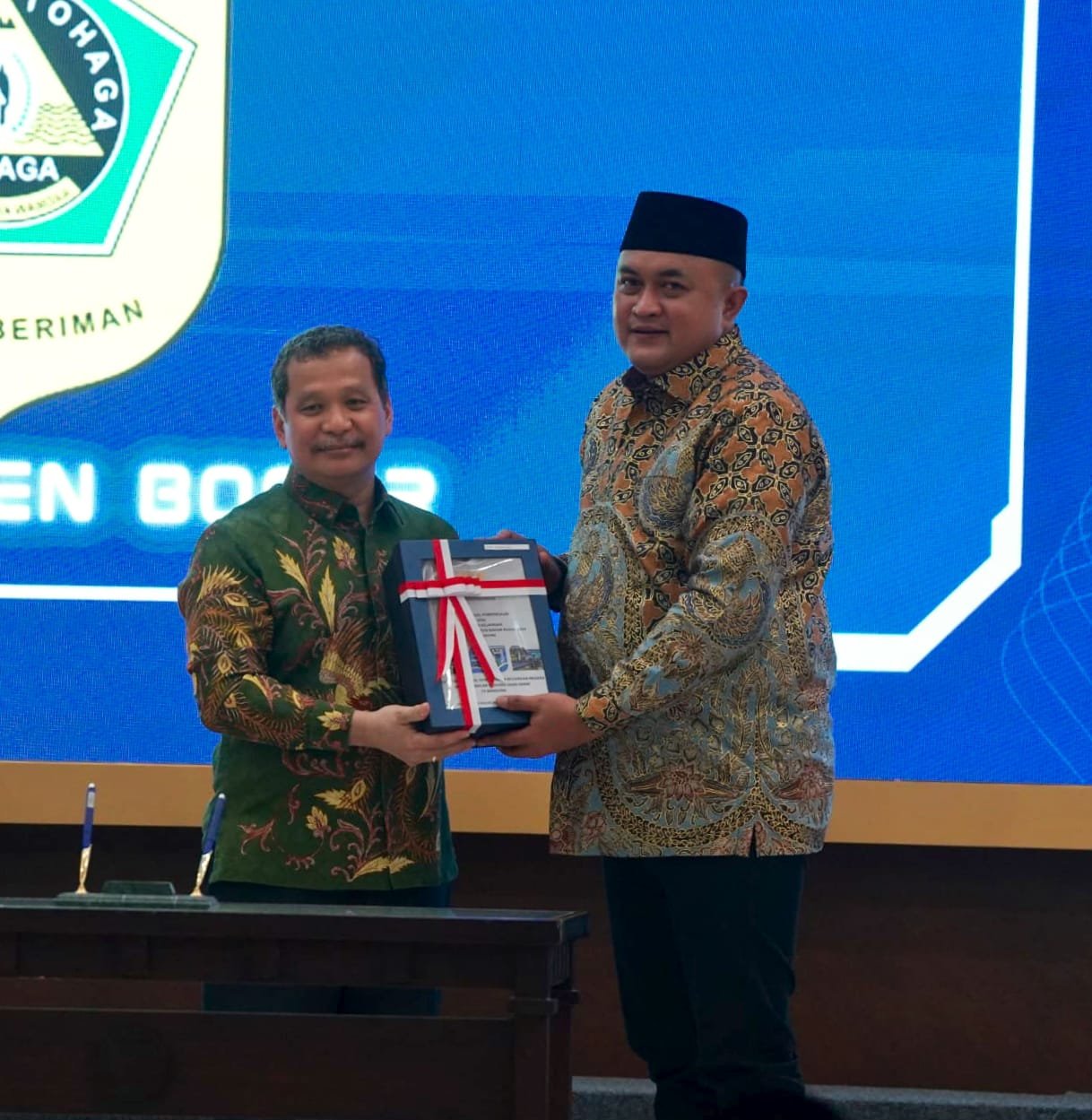 Bupati Bogor Rudy Susmanto menerima plakat penghargaan paling prestisius dari BPK RI dengan meraih opini Wajar Tanpa Pengecualian (WTP) dari Kepala BPK Perwakilan Jawa Barat, Senin 26 Mei 2025 di Bandung.