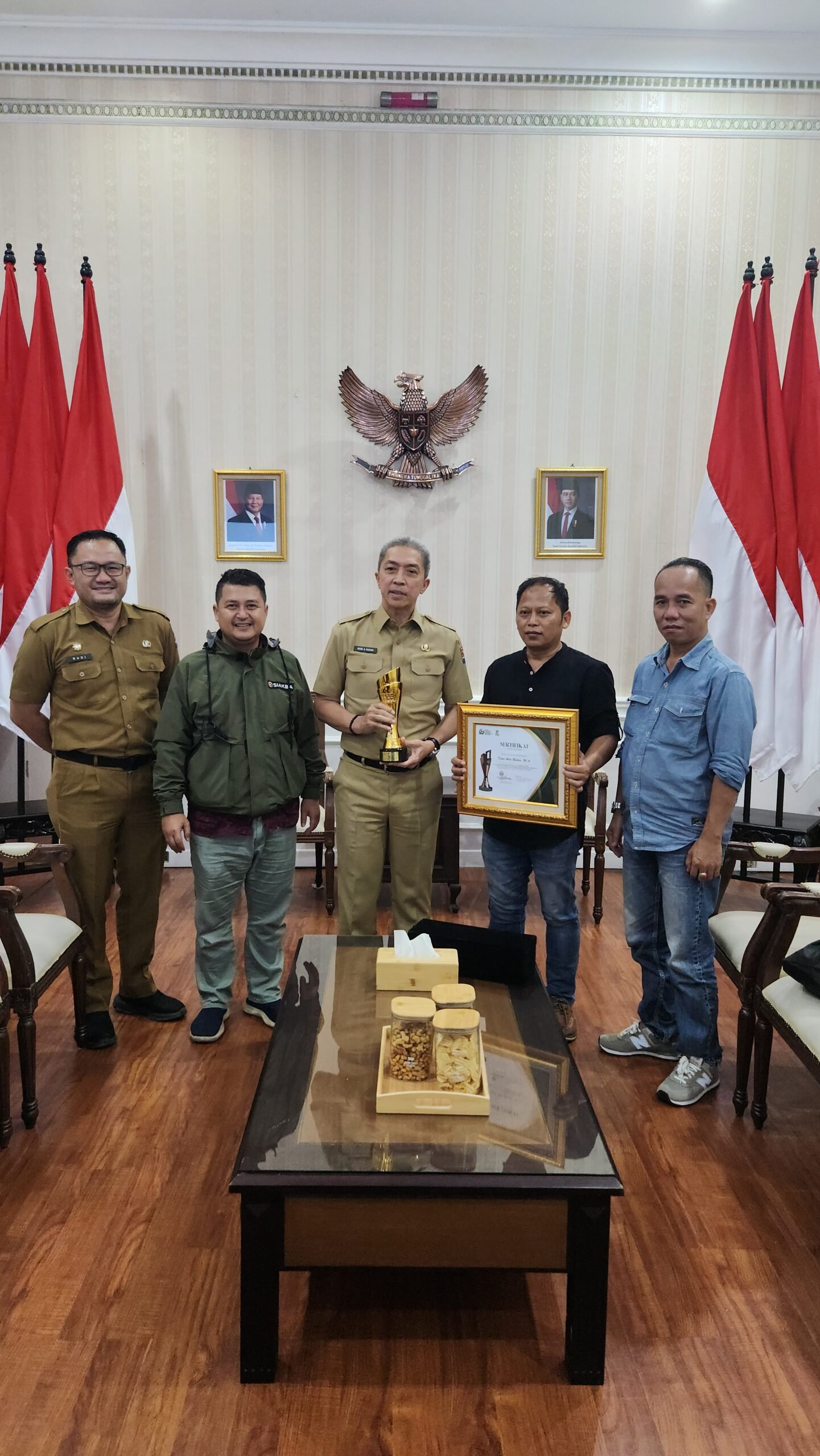 Walikota Bogor Dedie Abdu Rachim menerima penghargaan dari Forum Pimred Multimedia Indonesia di Balaikota Bogor, Senin 21 Juli 2025.
