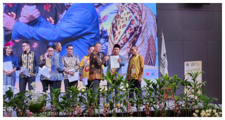 Ketua Umum Forum Pimred Multimedia Indonesia Bernadus Wilson Lumi memberikan surat keputusan dalam pelantikan sebagai pengurus Forum Pimred Provinsi Jawa Barat kepada Ketua Forum Pimred Aldi Supriyadi di Hotel Aston Serang, Banten, Jumat 18 Juli 2025.