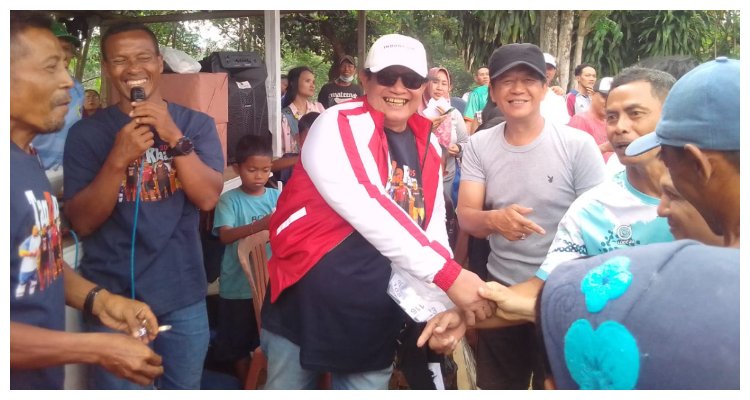Ketua Camry, Kiki Erlangga (bertopi putih) bersalaman dengan warga penggerak Liga Oplos di Kampung Dramaga, Desa Dramaga, Kecamatan Dramaga dalam memeringati HUT RI ke 80, Ahad 17 Agustus 2025.