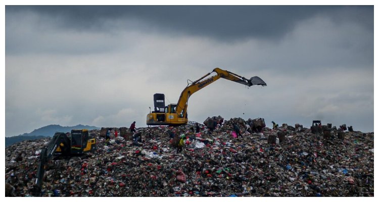 Satu unit excavator sedang melakukan pemindahan sampah di TPAS Galuga di Desa Galuga Kecamatan Cibungbulang Kabupaten Bogor