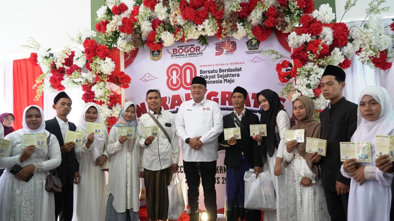 Bupati Bogor Rudy Susmanto menyaksikan pernikahan bersama para pemuda di Hari Sumpah Pemuda di Kabupaten Bogor 28 Oktober 2025.