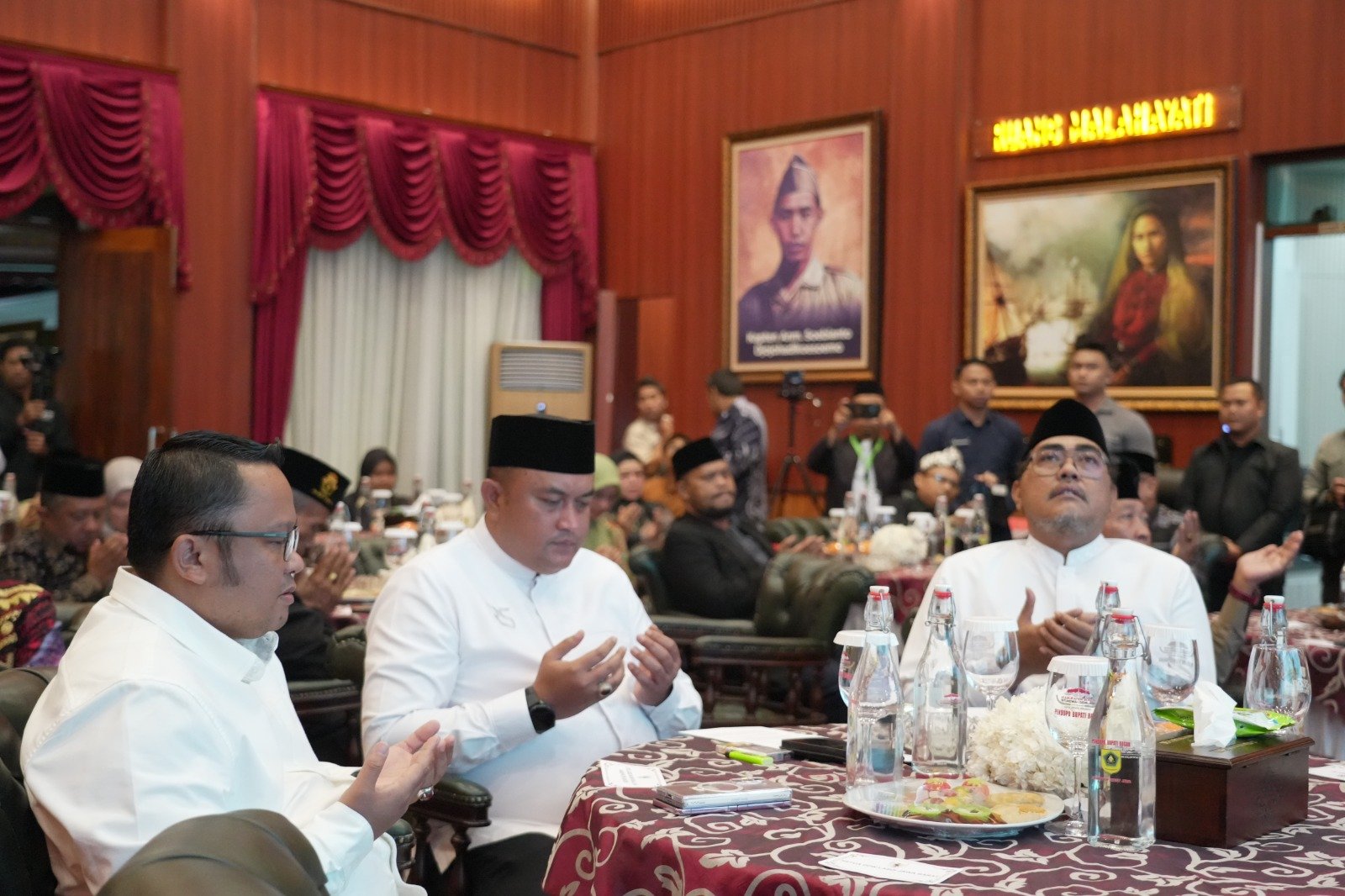 Bupati Bogor Rudy Susmanto didampingi Anggota DPRD Kabupaten Bogor Lukman saat menyambut delegasi pengurus LASKI Kabupaten Bogor