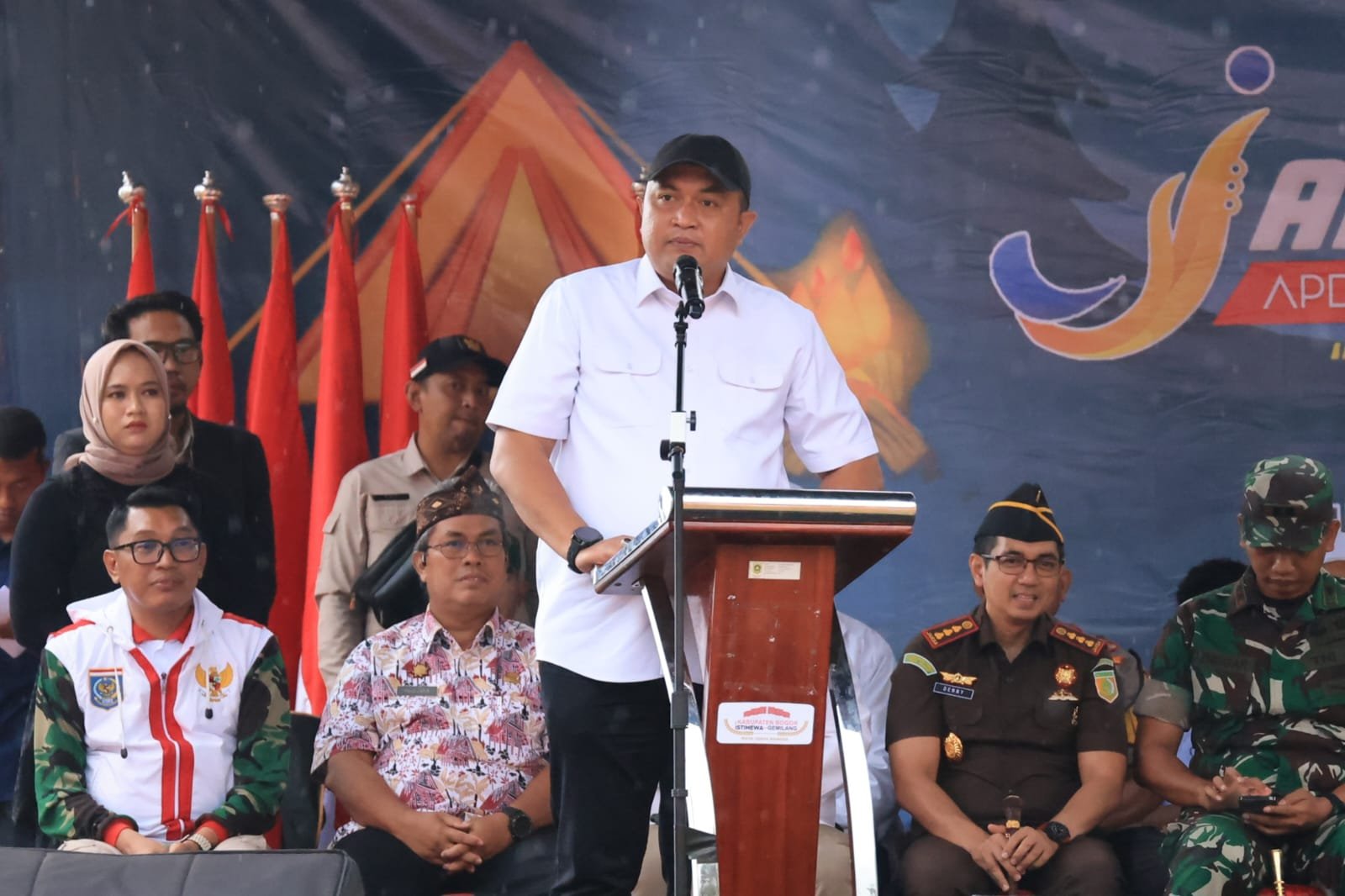 Bupati Bogor Rudy Susmanto saat memberi sambutan dalam gelaran Jambore APDESI Merah Putih di Kecamatan Pamijahan Kabupaten Bogor, Jumat 5 Desember 2025.