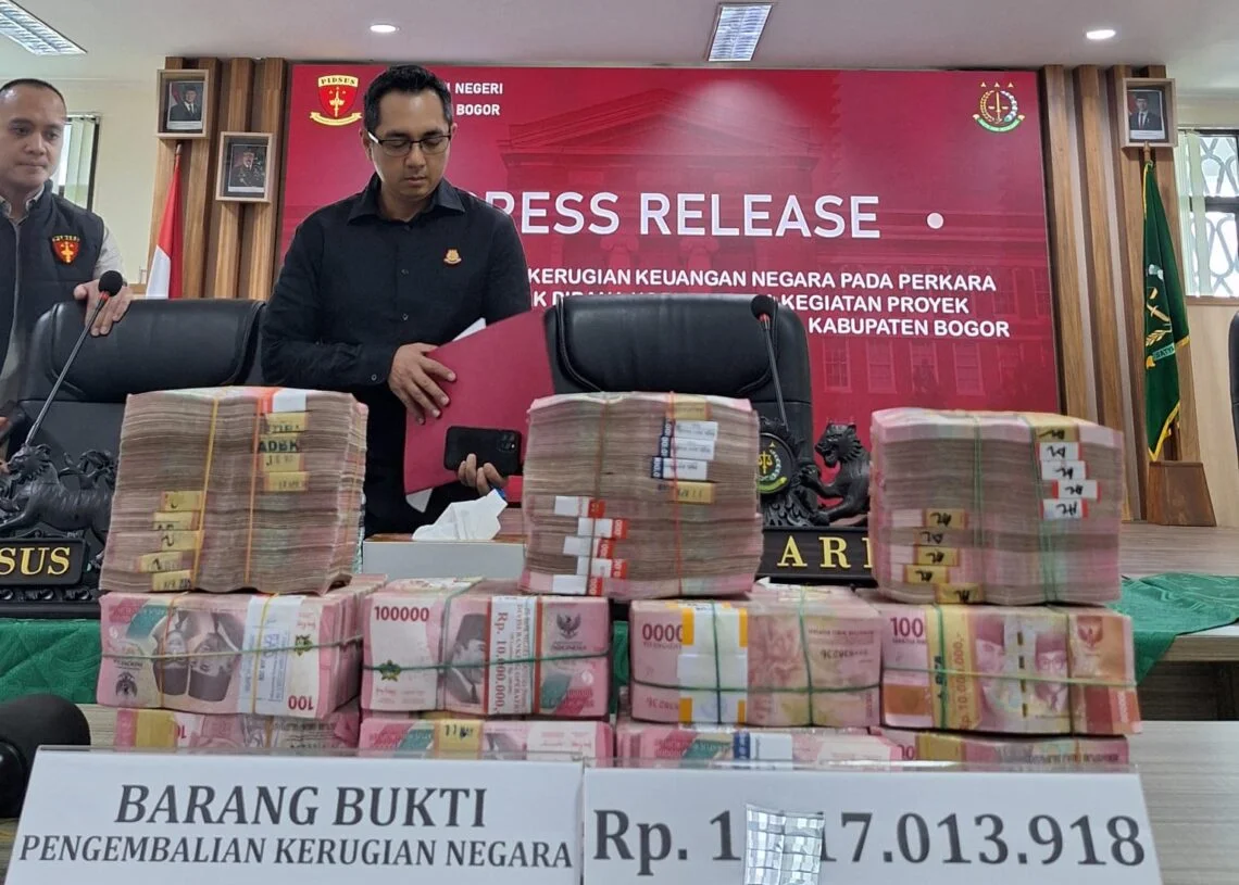 Kepala Kejaksaan Negeri Kabupaten Bogor Denny Ahmad bersiap untuk memberikan keterangan kepada pers di Kantor Kejari Kabupaten Bogor terkait perkembangan terakhir kasus dugaan korupsi RSUD Parung yang kini berubah menjadi Klinik Utama Rawat Inap di Desa Cogreg Kecamatan Parung Kabupaten Bogor, Jumat (19/6/2026).