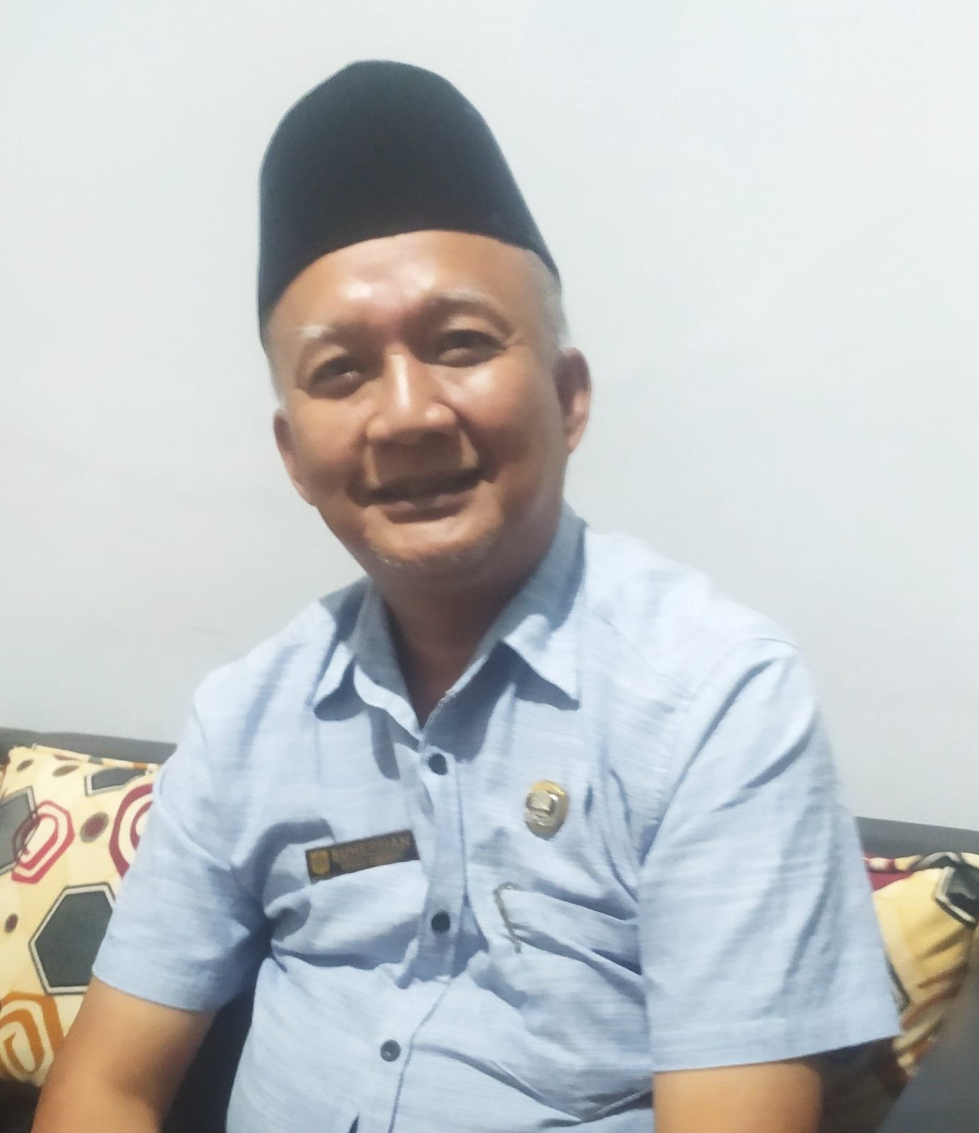 Kepala Desa (Kades) Ciburuy Kecamatan Cigombong Suherman mantap meneruskan program pendidikan gratis di garasi rumahnya demi penambahan penghasilan guru honor dan mencerdaskan kehidupan masyarakat Desa Ciburuy, Kecamatan Cigombong.