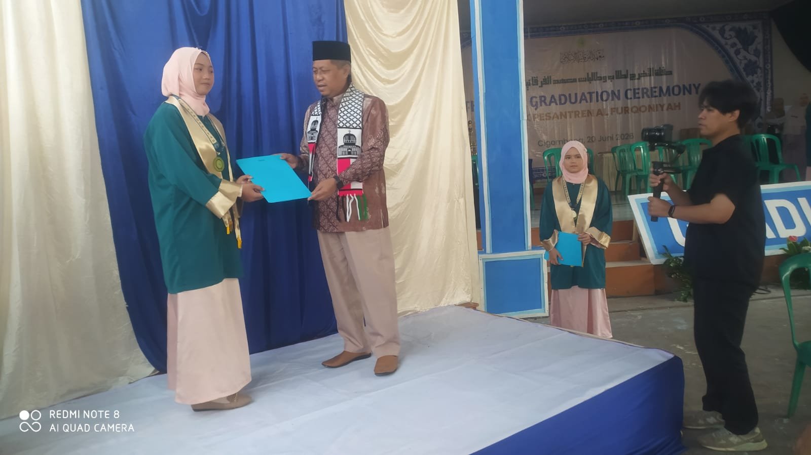 Pengasuh Pondok Pesantren Al Furqoniah di Kecamatan Cigombong Kabupaten Bogor menyerahkan dokumen ijazah kelulusan kepada seorang santriwati penghafal Al Quran yang menjadi keunggulan Pondok Pesantren Al Furqoniah, Cigombong, Sabtu (20/6/2026). Asep Rendra